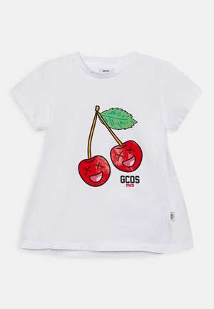 Witte katoenen T-shirt met een grafisch ontwerp van twee lachende rode kersen en groene bladeren, met het logo "GCOS mini" afgedrukt eronder. Korte mouwen.