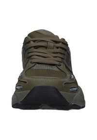 Scarpe da ginnastica verde oliva con tomaia in mesh, punta rotonda, colletto imbottito e lacci piatti. Suola in gomma con motivo di battistrada distintivo.