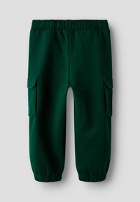 Pantalons cargo en coton vert avec taille élastique, présentant deux poches latérales et des poignets froncés, texture lisse et coupe mi-mollet.