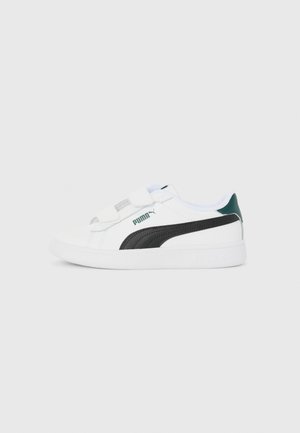 Hvit sneaker med svarte og grønne detaljer, stroppelukking, glatt syntetisk materiale, rund tå og teksturert sidepanel.