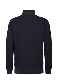 Granatowy sweter z dzianiny z fakturowanym wzorem, długimi rękawami i stójką. Ściągacze na mankietach i dole. Brak widocznych zapięć.