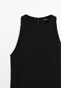 Černý bezrukávový top se strukturovaným žebrovaným vzorem, má kulatý výstřih a zapínání na zip na zadní straně. Vyrobeno z elastického materiálu.