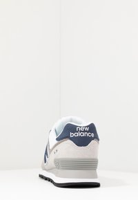 Férfi New Balance sneaker, szürke velúr felsőrész, kék részletekkel, hál�ós elemekkel, megerősített sarokkal és logóval a hátán.