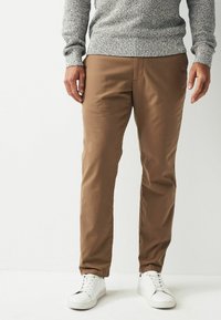 Next SLIM FIT TEXTURED - Vászonnadrágok - tan brown