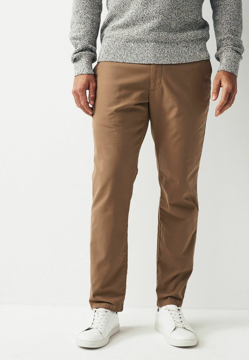 Next SLIM FIT TEXTURED - Vászonnadrágok - tan brown