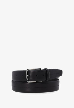 Schwarzer Ledergürtel mit silberner rechteckiger Schnalle, vernähten Kanten und einer Schlaufe, die mit dem Markennamen geprägt ist, aufgerollt vor weißem Hintergrund.