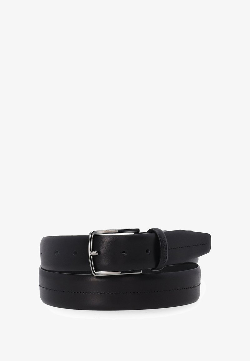 Černý kožený pásek se stříbrnou obdélníkovou přezkou, prošitými hranami a očkem s vyraženým názvem značky, stočený na bílém pozadí.