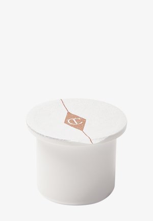 Petit pot plastique blanc pour crème à café avec un couvercle en feuille d'aluminium scellé arborant un logo marron et une ligne diagonale.