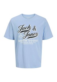 Camiseta de algodón azul claro con mangas cortas, que presenta un gran logotipo en blanco y negro que dice "Jack & Jones" y otro texto debajo.