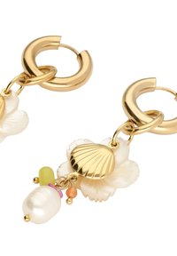 Goldene Creolen mit Blumen- und Muschel-Charms, ausgestattet mit perlmuttfarbenen Perlen in Weiß, Grün und pinken Akzenten, gefertigt aus Metall und Harz.