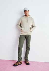 DOCKERS ALPHA SLIM - Chinos - army green