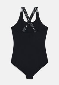 Svart badedrakt med racerback-design, med kryssede svarte stropper med hvit "NIKE"-merke. Glatt tekstur, lavskåret benåpninger.