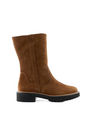 Brun ruskindsstøvle til midt på læggen med sort ru sål, blokhæl og diskrete syningsdetaljer på hvid baggrund.