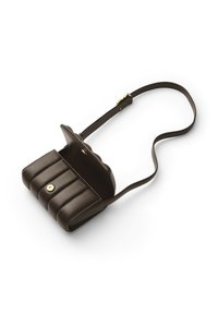 Borsa a spalla in pelle marrone con un design trapuntato, dotata di chiusura a patta e accessori in metallo dorato. Include una tracolla removibile.