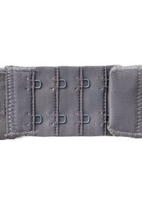 Extensor de sujetador de tela gris con tres filas de ganchos dobles y detalles de costura sobre un fondo blanco.