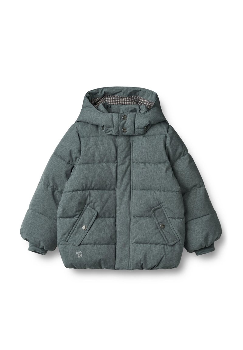 Giacca imbottita verde scuro con cappuccio, dotata di zip e chiusura con bottone, due tasche frontali e foderata a scacchi.