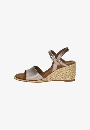 Keilsandale mit einem Obermaterial aus metallic rosé-goldenem Leder, offener Zehenpartie, Knöchelriemen mit Schnalle und gewebtem Jute-Keilabsatz.