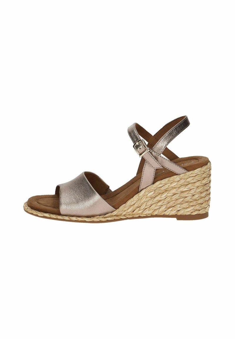 Keilsandale mit einem Obermaterial aus metallic rosé-goldenem Leder, offener Zehenpartie, Knöchelriemen mit Schnalle und gewebtem Jute-Keilabsatz.