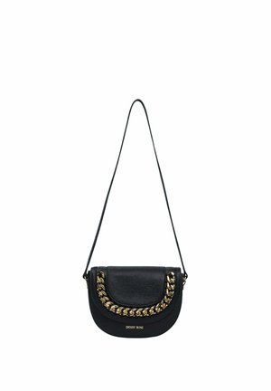 Borsa a tracolla in pelle nera con forma curva, caratterizzata da un dettaglio in catena dorata lungo la patta e una tracolla removibile. Finitura texture.