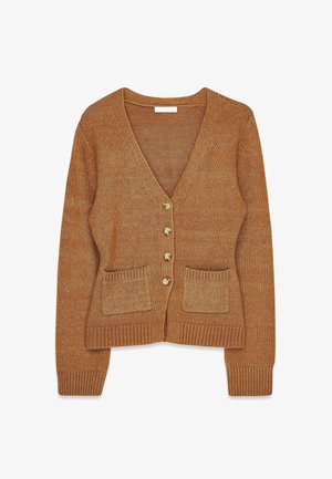 Pruunist lõngast kudumine kardigan V-kaelusega, viie nööbiga kinnitamine, kaks esist kukkurit ning soonikkoes varrukad ja alläär. Pehme tekstuur ja peene muster.