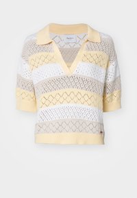 Lehký pletený svetr s véčkovým výstřihem a krátkými rukávy. Má pruhované vzory v žluté, bílé a béžové barvě; texturované otevřené pletení.