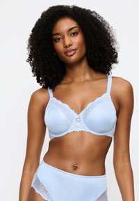 Vaaleansininen rintaliivit pitsikoristeilla, muotoillut kupit, säädettävät olkaimet ja koristeellinen rusetti keskellä; yhdistetty samansävyisiin korkeavyötäröisiin alushousuihin.