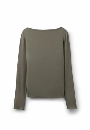 Haut ajusté à manches longues, col bateau, de couleur vert olive avec une texture lisse, présenté à plat sur un fond blanc.