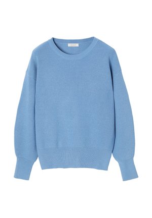 Lyseblå strikket sweater med ribstrikket tekstur, rund halsudskæring, faldende skuldre og lange, tætsiddende ærmer.