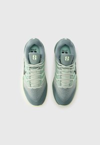 Sporta apavi ar vieglu, sieta augšdaļu zaļās gradienta toņos. Aprīkoti ar strukturētu rakstu un auklu sistēmu. Caurspīdīgas zoles akcenti.