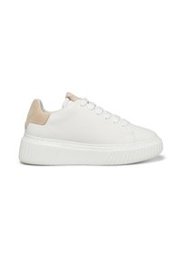 Baskets blanches basses avec une semelle épaisse à rainures et un onglet de talon en daim beige, vues de profil sur un fond blanc.