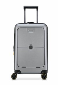 Valigia rigida argentata di forma rettangolare, con manico retrattile, due ruote con dettagli gialli e un sistema di chiusura centrale.