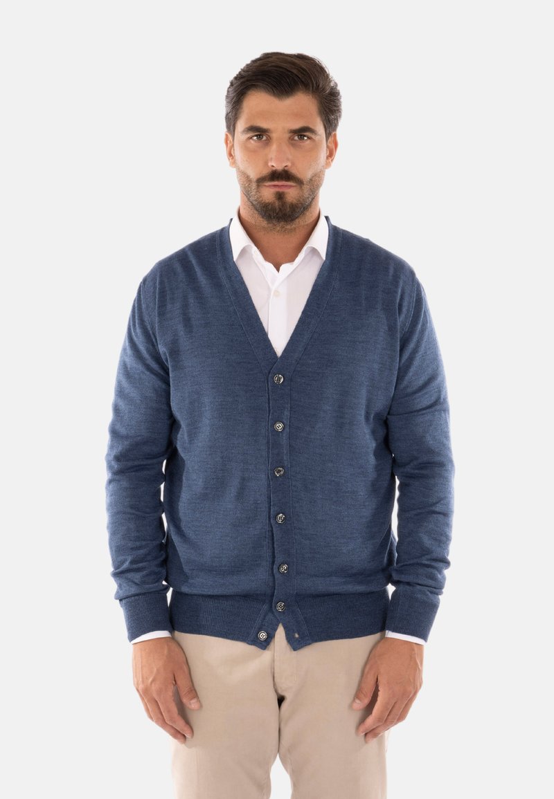 Cardigan blu navy realizzato in tessuto morbido, con scollo a V, chiusura con bottoni e polsini e fondo a costine. Adatto per un abbigliamento informale.