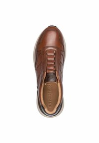 Chaussure en cuir marron à enfiler avec des caractéristiques élastiques et une tige texturée. Semelle de couleur claire et intérieur rembourré pour le confort.