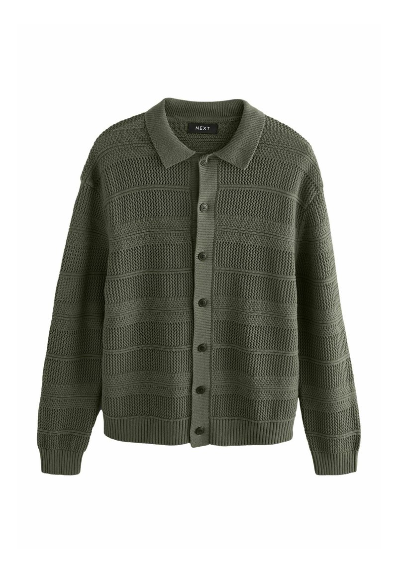 Cardigan en maille vert olive à manches longues boutonné, avec des motifs horizontaux texturés et un col plat.
