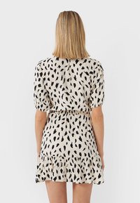 Stradivarius Vestido informal - white