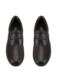 Braune Leder-Schlüpfschuhe mit glatter Oberfläche, abgerundeter Zehenpartie, elastischen Seiteneinsätzen und einer strukturierten schwarzen Gummisohle.