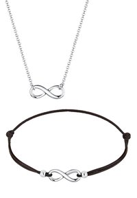 Silberne Unendlichkeitssymbol-Halskette mit einer Kette und einem braunen Schnurarmband, das einen passenden Unendlichkeitsschmuckstück enthält. Beide haben glatte Oberflächen.