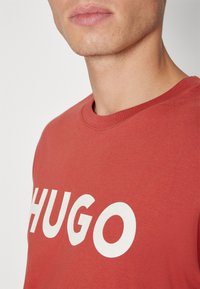 HUGO DULIVIO - Apdrukāts T-krekls - dark red