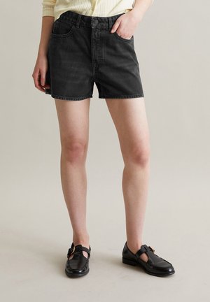 AURI SHAPED FLARED - Jeans Shorts - black