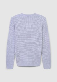 Jasnofioletowy sweter z dzianiny z teksturowanym wzorem, długimi rękawami oraz okrągłym dekoltem, z ribbowanymi mankietami i dolnym obszyciem.