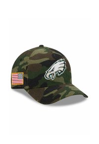Tarnmütze mit strukturiertem Stoff, gebogenem Schirm, gesticktem Adler-Logo und einem kleinen Aufnäher der amerikanischen Flagge an der Seite.