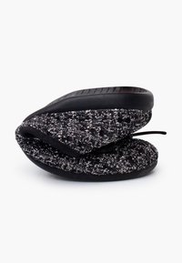 Pantofole nere con una tomaia tessuta e strutturata che presenta fili metallici; suola in gomma flessibile per un comfort ideale.