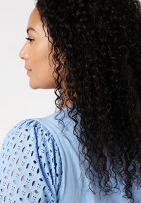 MS Mode MET DETAILS OP DE MOUWEN - T-shirt imprimé - licht blauw