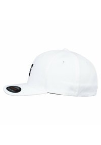 Weißes Baseball-Cap mit flachem Schirm, Stofftextur, seitlichen Belüftungsöffnungen und einem schwarzen Logo auf der Vorderseite. Verstellbare Passform.