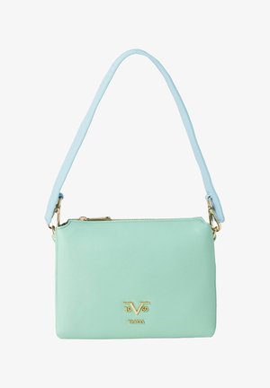 Mintgroene leren handtas met een lichtblauwe schouderriem. Voorzien van een gouden logo en ritssluiting. Smooth textuur, rechthoekige vorm.