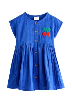 Plava haljina kratkih rukava s smeđim gumbima sprijeda i malim zeleno-crvenim našivkom trešnje na lijevoj strani prsa.