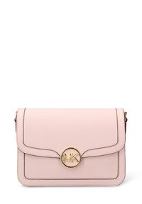 Borsa rosa in ecopelle con logo circolare dorato, design strutturato e cuciture a contrasto, caratterizzata da una chiusura a patta.
