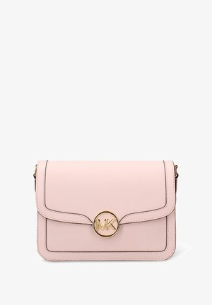 Roze handtas van nep leer met een goudkleurig, rond logo, een gestructureerd ontwerp en contrasterende stiksels, voorzien van een klep met sluiting.