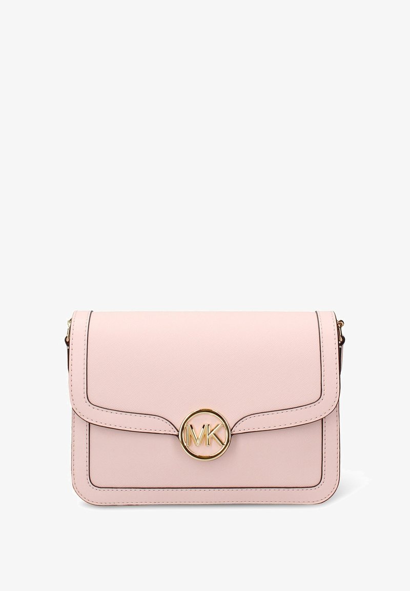 Borsa rosa in ecopelle con logo circolare dorato, design strutturato e cuciture a contrasto, caratterizzata da una chiusura a patta.