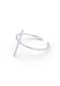 Bracelet en argent avec un design minimaliste mettant en avant un accent en tige droite. Surface lisse et poli, et forme ouverte pour une ajustabilité.